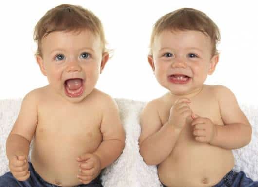 Bebês gêmeos idênticos brincando 