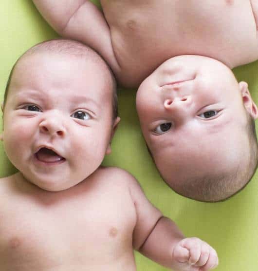 Bebês gêmeos fazendo careta 
