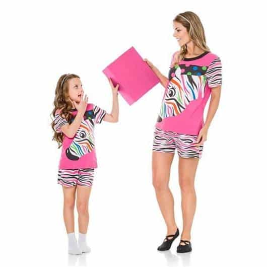 Pijama tal mãe tal filha cor rosa com estampa de zebra