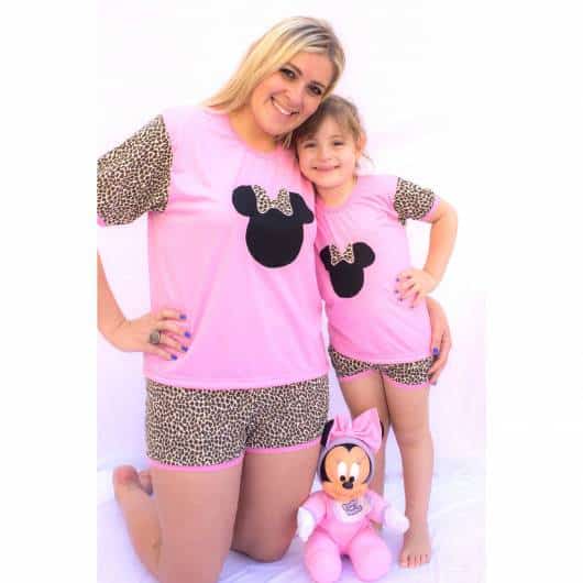 Pijama mãe e filha rosa com oncinha