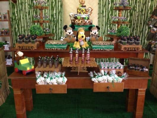 Festa do mickey baby decorada em tons de madeira e verde.