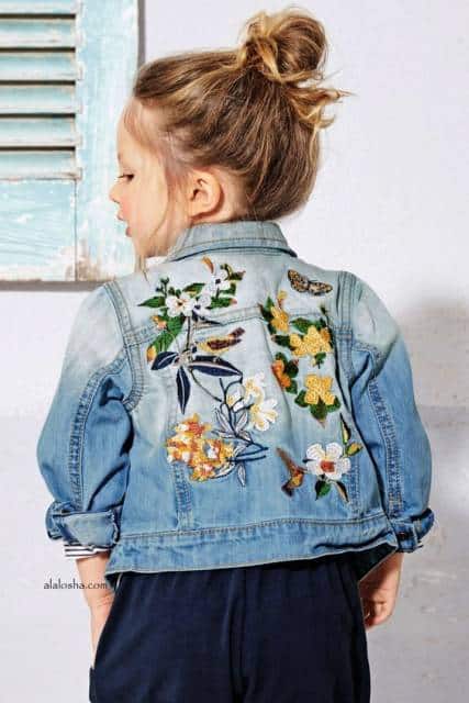 Jaqueta feminina infantil bordada.
