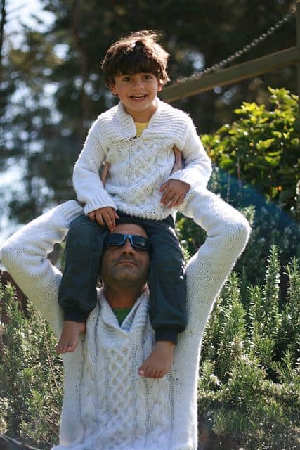 Pai e filho com jaqueta branca em tricot.