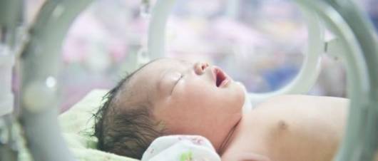 Bebê prematuro na incubadora.