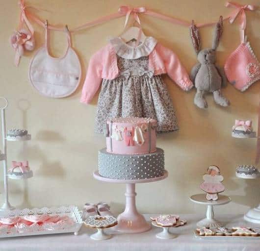 Chá de bebê com decoração e bolo cinza e rosa.