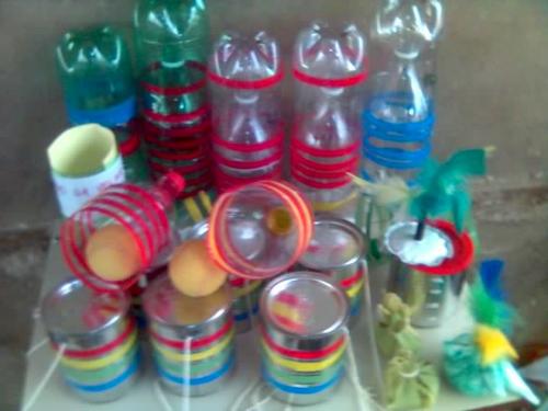 Brinquedos Folclóricos com garrafa e lata