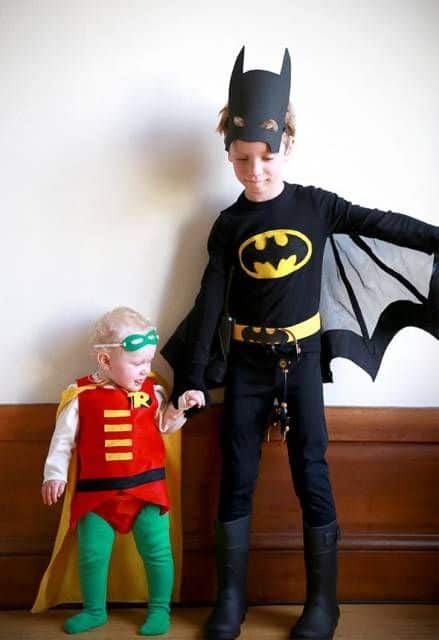Dois meninos vestidos de Batman e Robin.