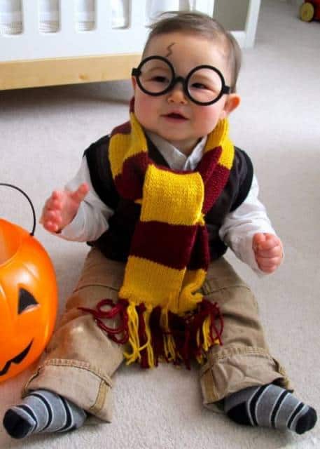 Bebê vestido de Harry Potter.