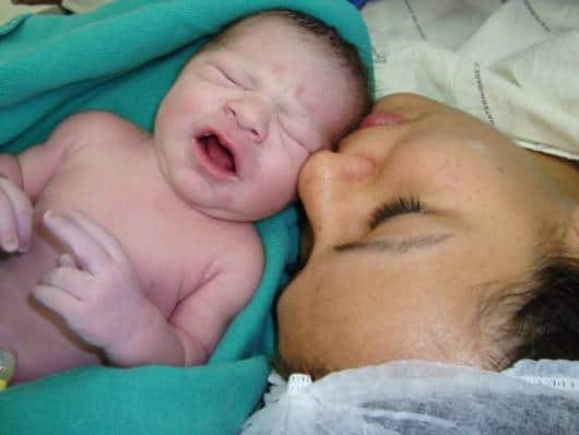 Parto Normal bebê recém nascido na sala de parto com a mãe