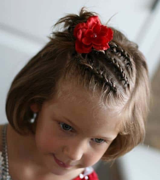 Penteado infantil para o Carnaval: coque alto enfeitado