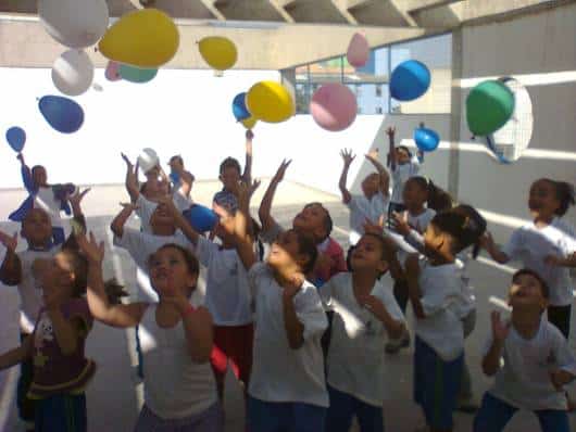 Primeiro Dia de Aula dinâmicas brincadeira mantendo balões no ar