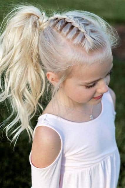 Penteado infantil para o Carnaval: coque alto enfeitado