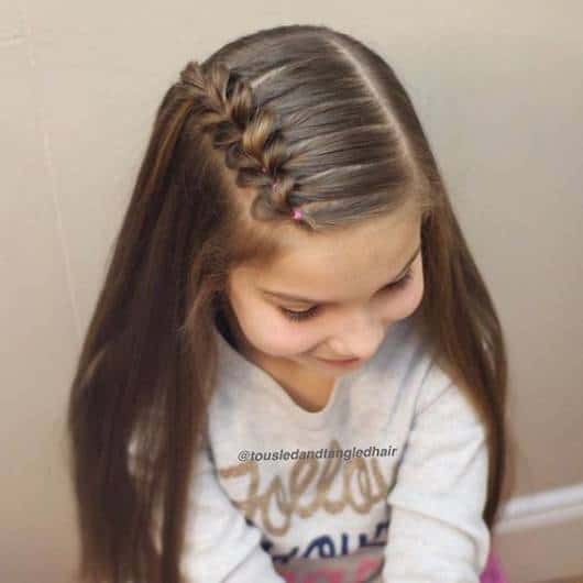 Penteado Infantil Tranças Falsas Laterais com Elásticos Coloridos