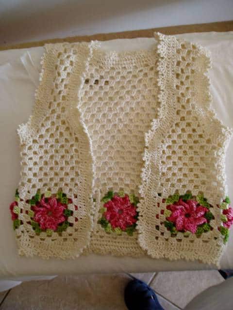 Colete infantil feminino de crochê branco com flores