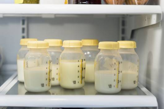 leite na geladeira