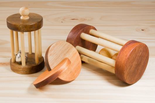 Brinquedo Montessori de madeira: chocalho