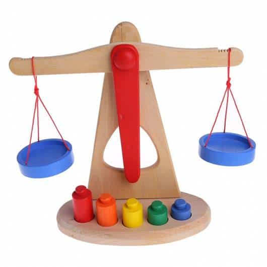 Brinquedo Montessori de madeira: balança