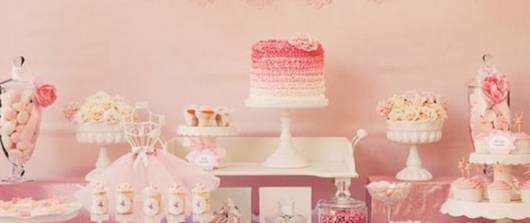 Decoração de chá de fraldas simples para menina em tons de rosa com bolo espatulado
