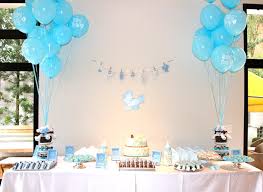 Decoração de chá de fraldas simples para menino em tons de azul com balões