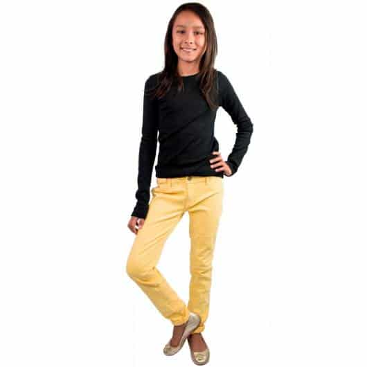 Look infantil feminino com calça jeans amarela