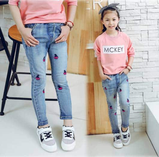 Dica para montar um look infantil feminino com jeans + camiseta