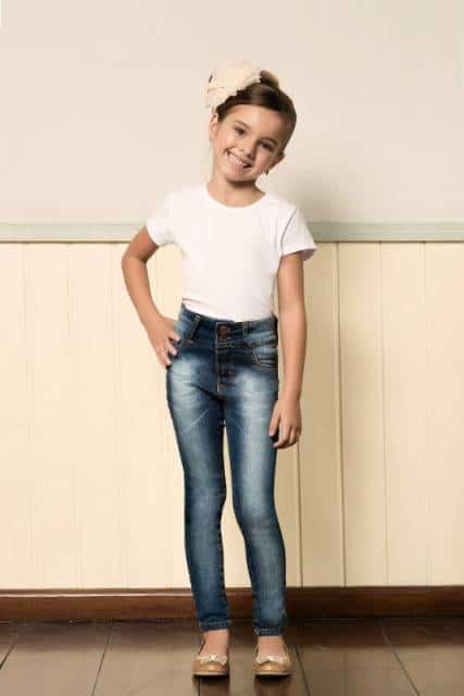 Calça jeans + camiseta para um look casual infantil