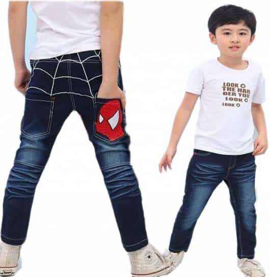 Calça jeans com patch do Spider Man para agradar os garotos