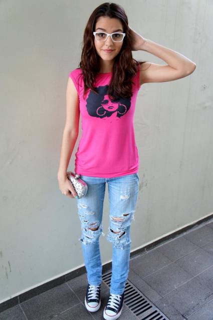 Calça jeans rasgadinha com camiseta pink