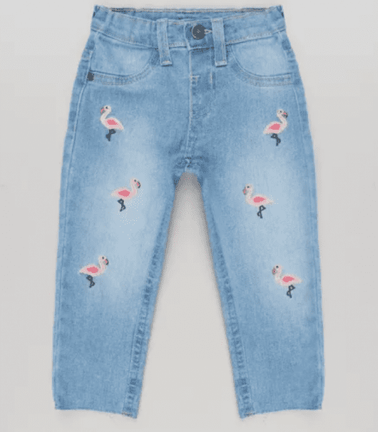 Calça jeans infantil com flamingos bordados - C&A