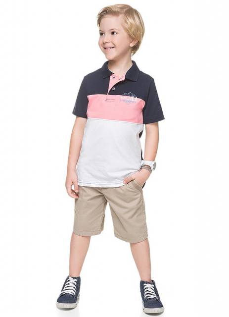 Visual infantil com camisa polo colorida e bermuda