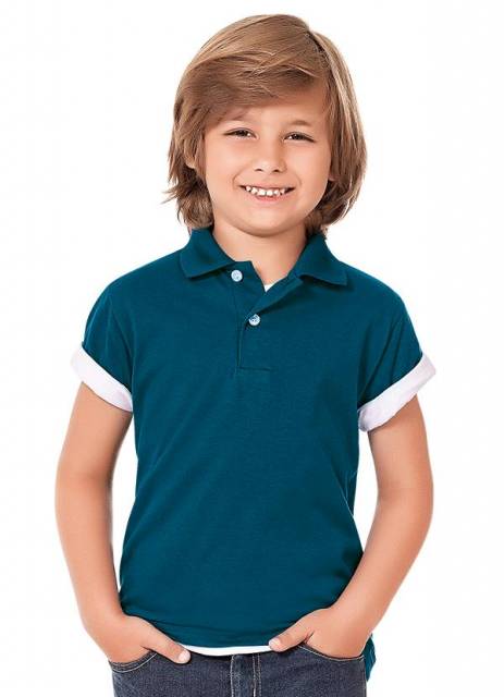 Meninos podem usar camisas polo coloridas para passear