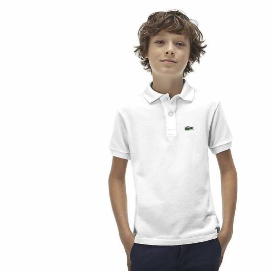 Os meninos podem usar a camisa polo infantil branca para ir à escola, em festas, bem como passeios
