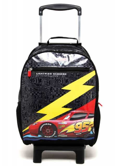 Modelo de mochila preta de rodinhas com estampa do McQueen