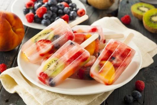 Picolés de frutas refrescam o verão da criançada