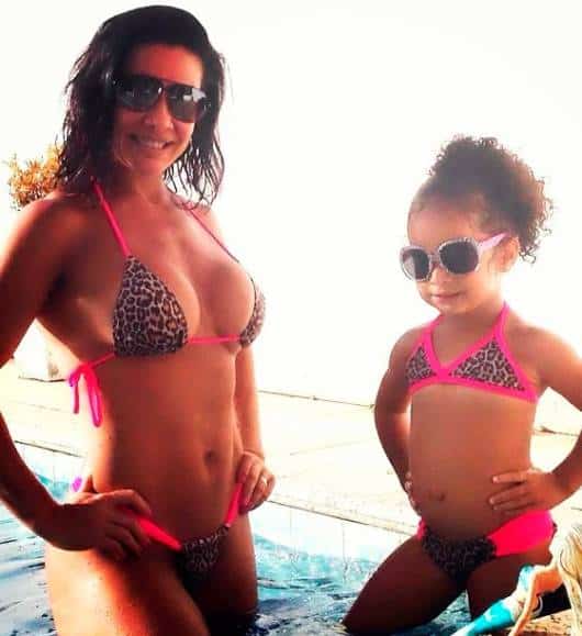 Sheila Carvalho e a filha com biquíni de oncinha pink