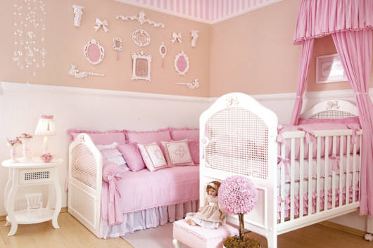 quarto de bebê rosa e bege