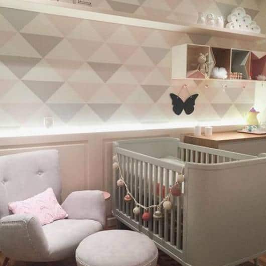 quarto de bebê cinza e rosa