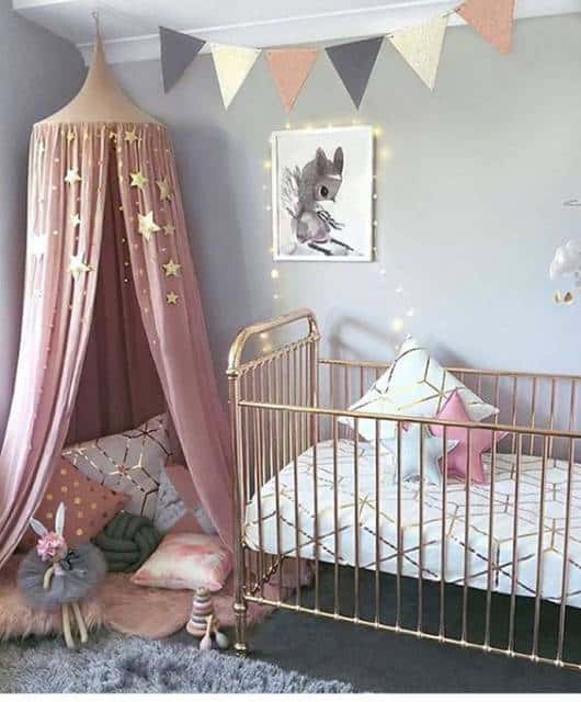 quarto de bebê cinza e rosa