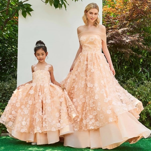 mãe e filha com vestido rodado princesa