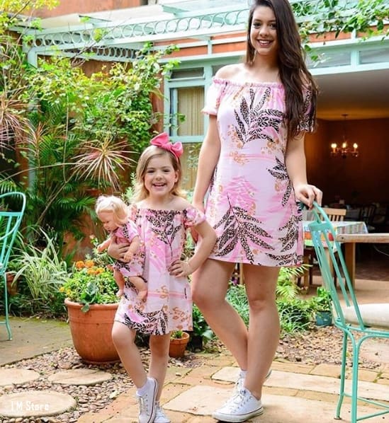 vestido rosa estampado igual para mãe e filha