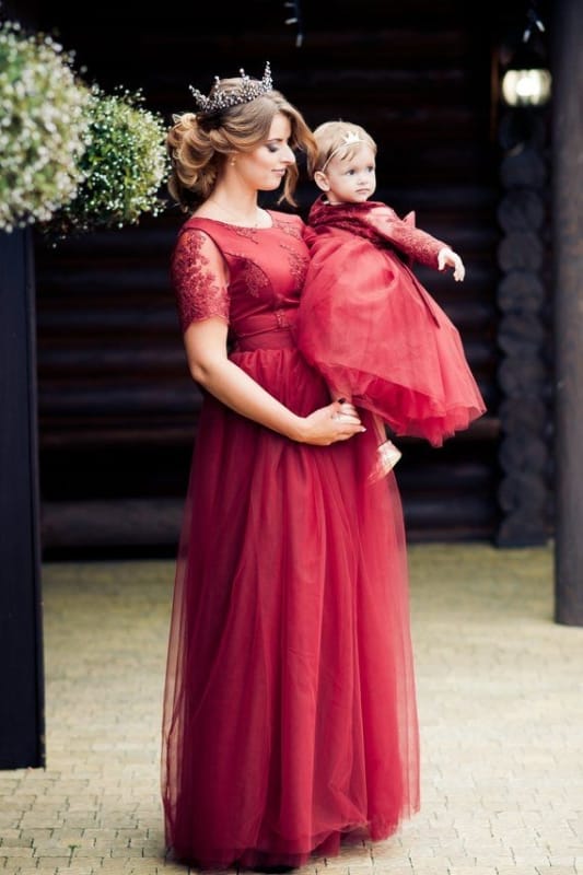 mãe e filha com vestido vermelho longo