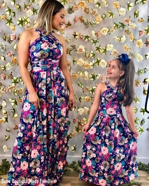44 mãe e filha com vestido floral longo