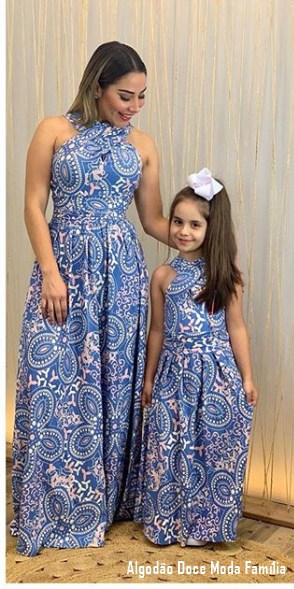 48 mãe e filha com vestido longo estampado