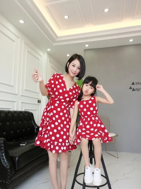mãe e filha com vestido vermelho de bolinhas brancas