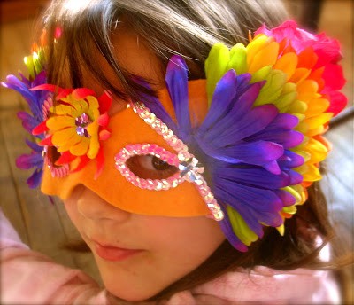 mascara colorida com flores