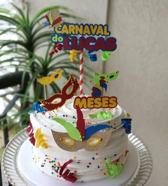 bolo simples com decoração de carnaval