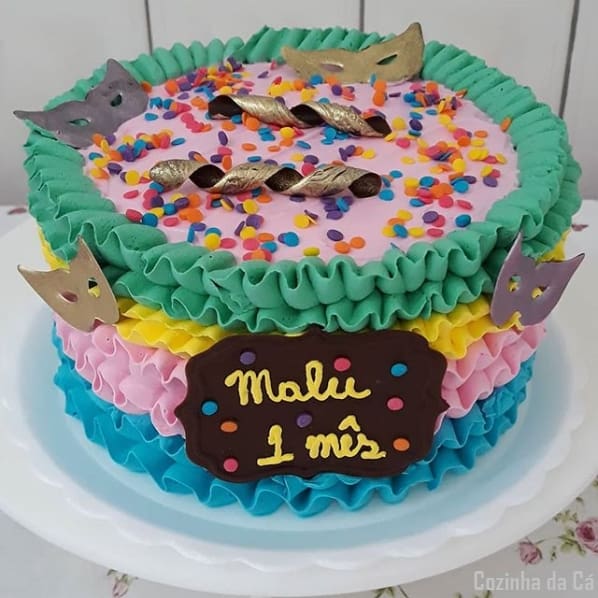 bolo decorado com chantilly para mesversário