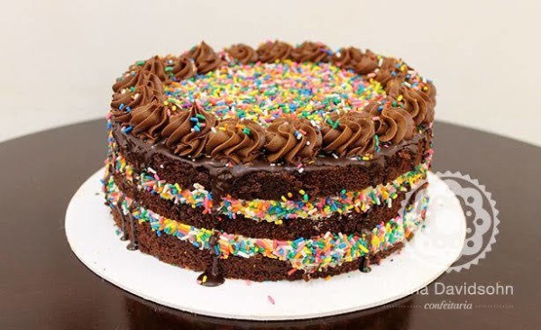 naked cake com granulado colorido