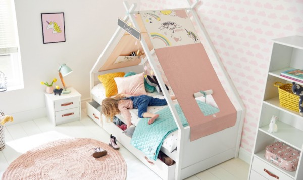 Modelo de quarto com cama de casinha e decoração de unicórnio