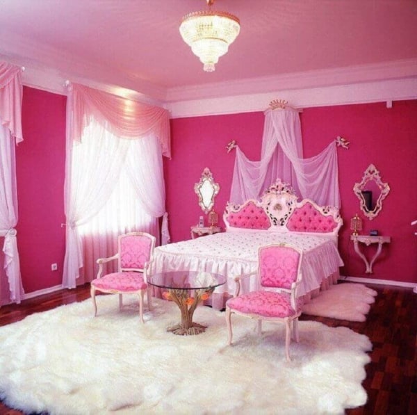 Quarto pink com cama de princesa capitonê